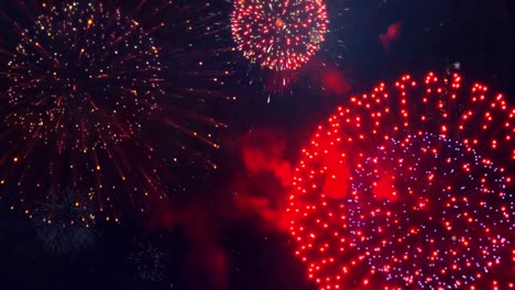 coloridos fuegos artificiales grandes y brillantes con luces bokeh en la animación de bucle del cielo nocturno