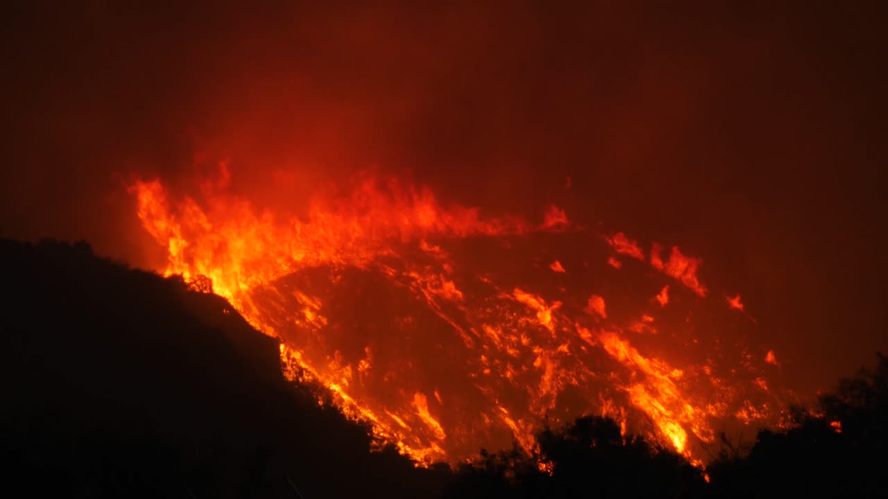 カリフォルニア州オーハイの丘の上で夜間に燃えるトーマス山火事 1