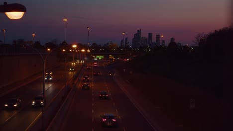 Toronto-Skyline-Zeitraffer-Von-Autos,-Die-Nachts-Durch-Die-Stadt-Fahren