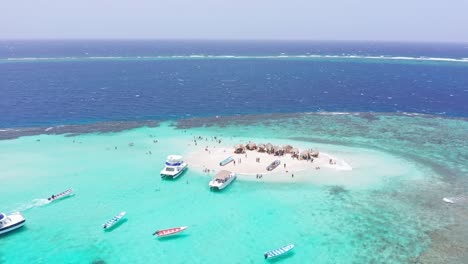 Tourists-on-paradise-island-tour-of-idyllic-coral-islet,-Cayo-Arena