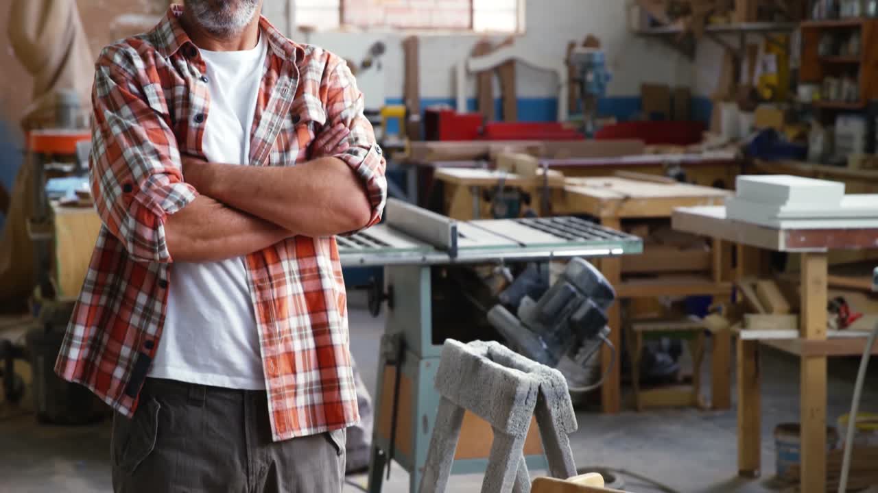 el carpintero arreglando la cámara