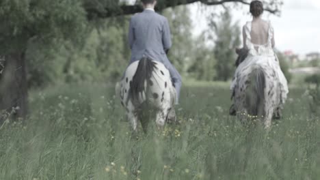 una pareja montando caballos el día de la boda.