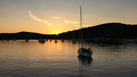 Hermosa-Puesta-De-Sol-Sobre-La-Costa-Croata-Y-Veleros-En-El-Mar-Adriático,-Vista-Aérea