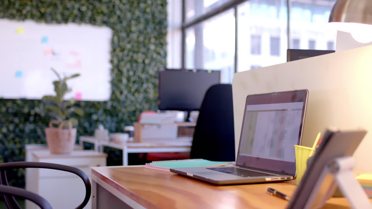 사무실 의 책상 에 있는 노트북 과 태블릿 의 클로즈업, 슬로우 모션