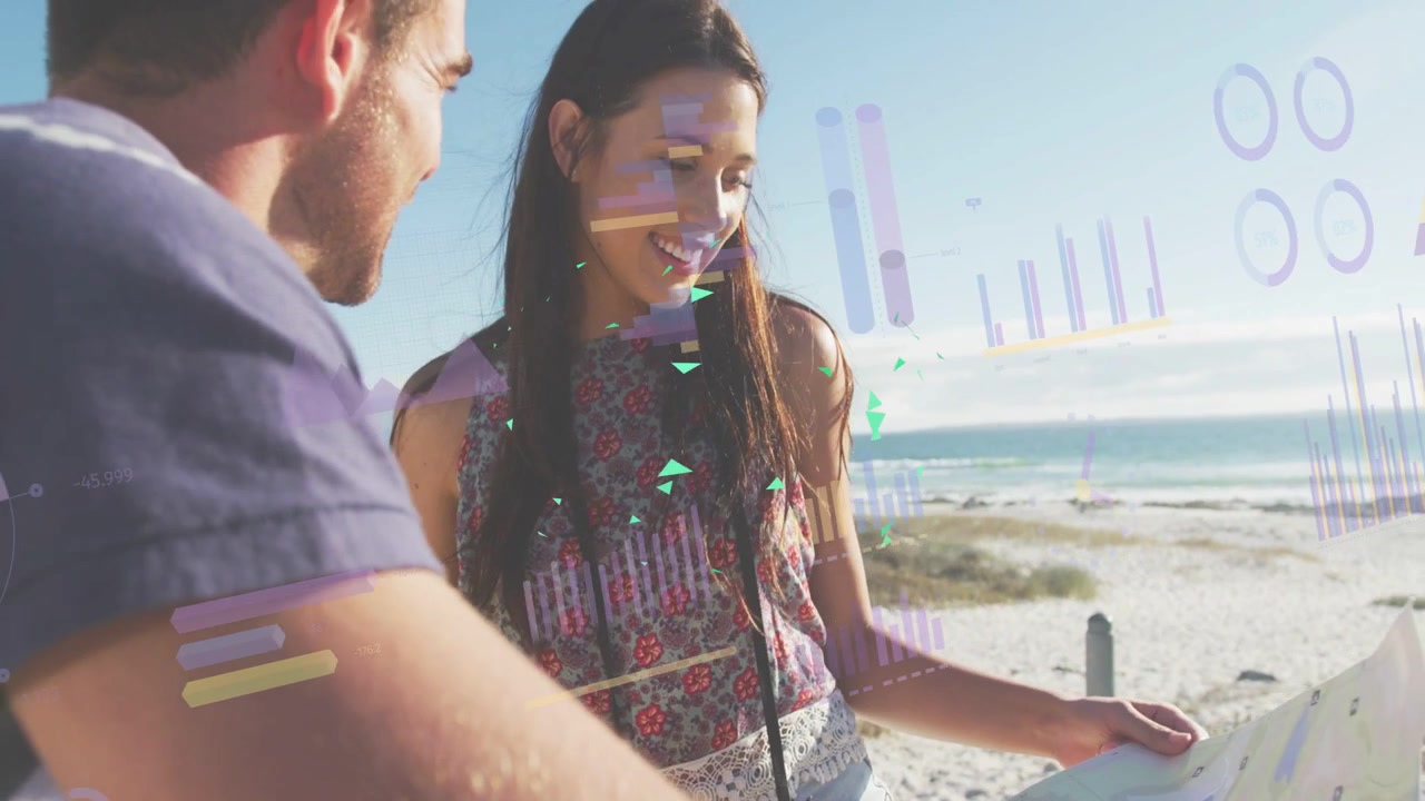 Braço estendido, casal segurando um mapa traçando rota e planejando na praia, mulher com blusa floral, com sobreposições.