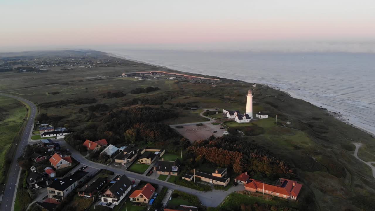 faro de hirtshals om amanecer. imágenes de drones de 4k