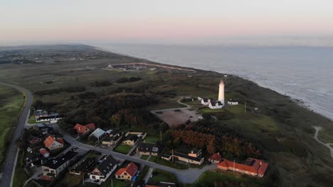 faro de hirtshals om amanecer. imágenes de drones de 4k