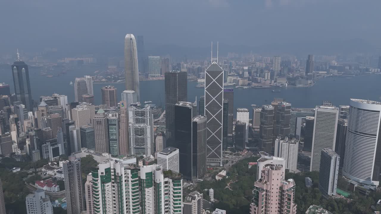 Vista aérea deslumbrante de Hong Kong durante o dia. Arranha-céus, horizonte urbano e arquitetura imponente capturados por drone, exibindo a paisagem urbana moderna de cima