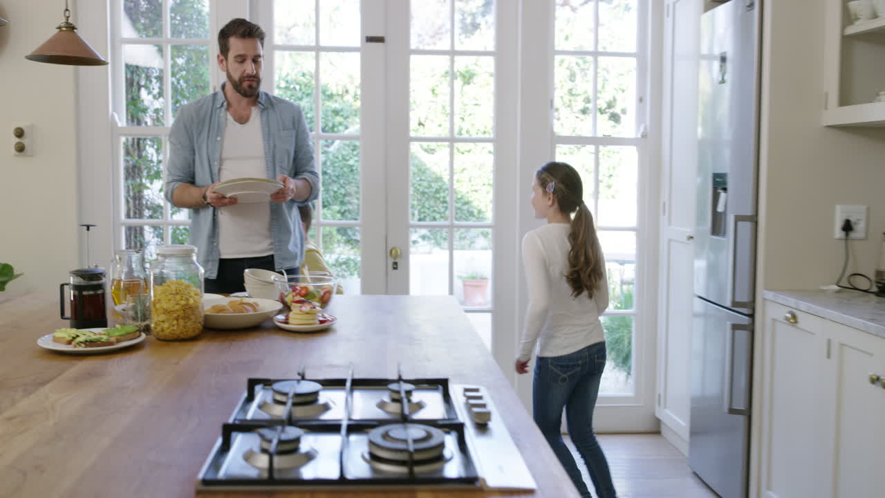 Non vediamo l'ora di sederci a fare colazione in famiglia.