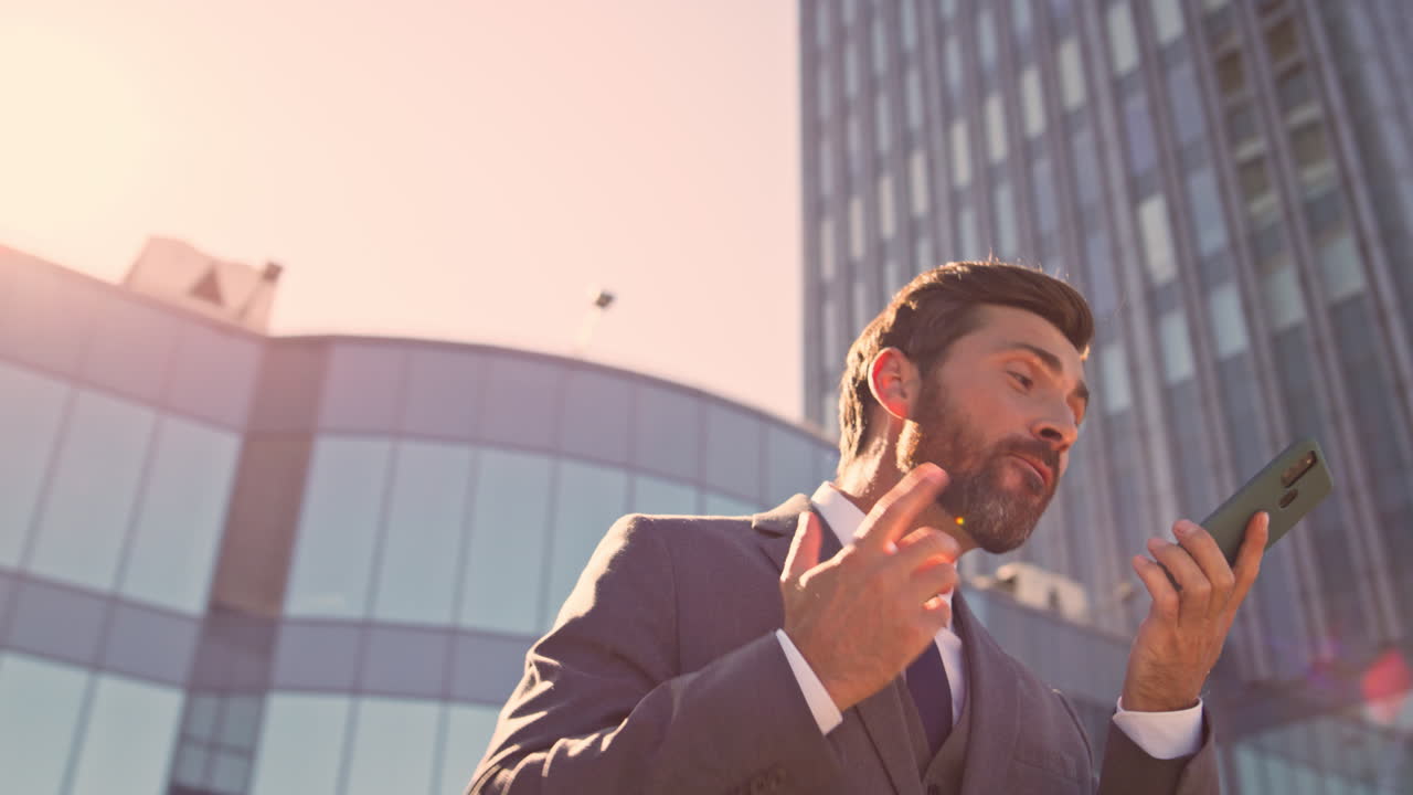 ceo frustrado discutiendo por teléfono móvil después del trabajo de la oficina al aire libre en el primer plano de la calle