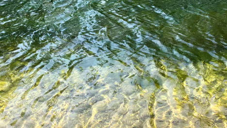 Duo-Ton-Hintergrund-Aus-Gelbem-Und-Grünem-Flusswasser-Fließt