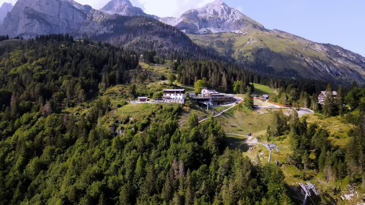 vistas aéreas de la ciudad y el lago molveno, en la región de los dolomitas, trento, italia