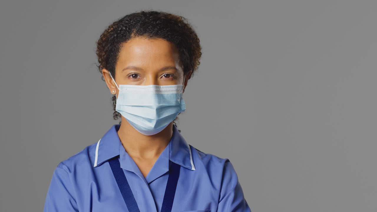 retrato de estudio de una enfermera con uniforme y máscara facial
