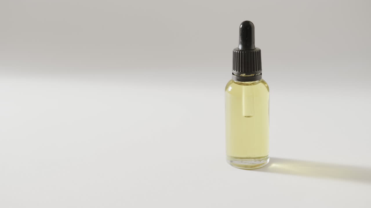 cerrar la botella de vidrio con la bomba y el espacio de copia en fondo blanco