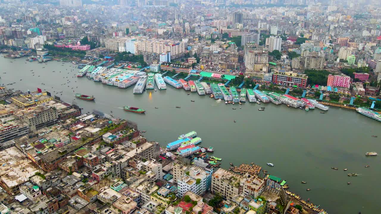 Vista aérea do Terminal de Barcos Sadarghat em Daca, Rio Buriganga, Bangladesh