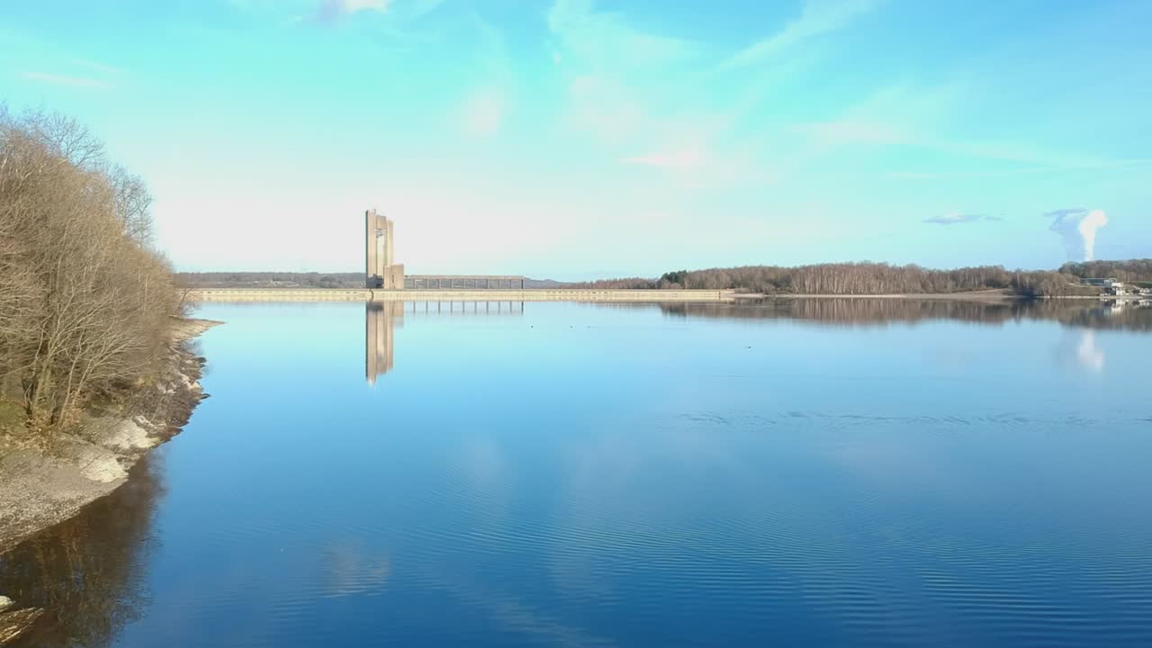 잔잔한 호수에 비친 풍경