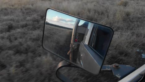 Landcruiser-Está-Conduciendo-A-Través-Del-Interior-De-Australia-Disparado-Desde-El-Interior-Del-Coche-Mirrorview