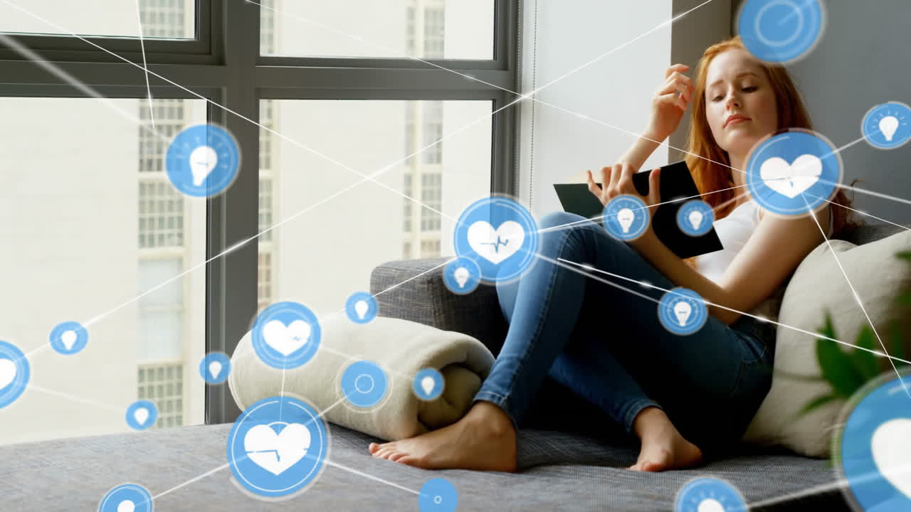 태블릿을 사용하는 백인 여성에 대한 심장 아이콘과 연결 네트워크의 애니메이션