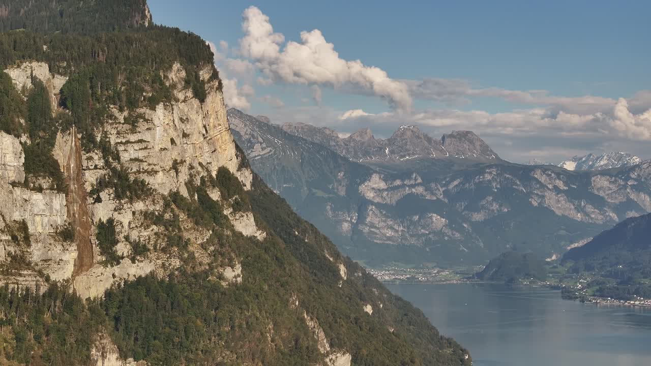 vista panorámica de walensee con escarpados acantilados y montañas en el fondo cerca de wessen, amden, quinten y mols, suiza, enmarcada por un cielo despejado