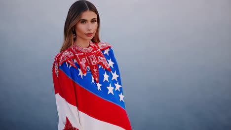 mujer en moda inspirada en la bandera estadounidense