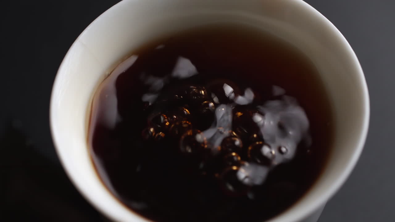 컵 에 있는 차 의 클로즈업