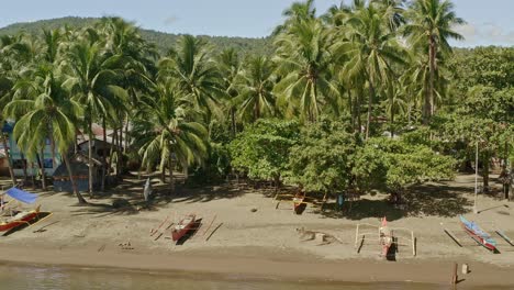 vista suave de la dolly a lo largo de la playa de bacuag, una popular playa turística en surigao del norte filipinas