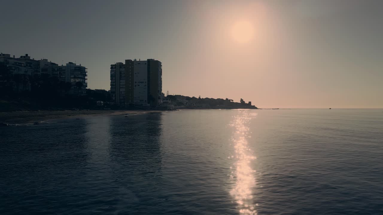 bucle cinematográfico de olas en la costa