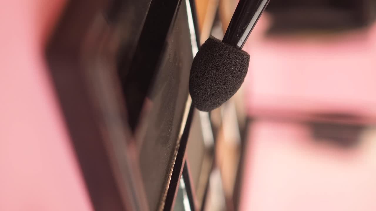 Eye shadow palette with applicator