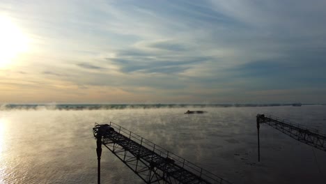 La-costa-de-Rosario-en-una-fria-mañana-de-invierno-con-el-rio-Paraná-entre-la-niebla