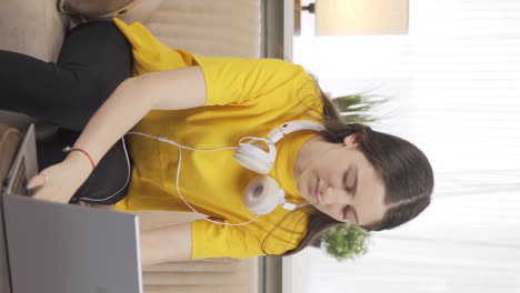 video vertical de una estudiante con dolor en las muñecas.