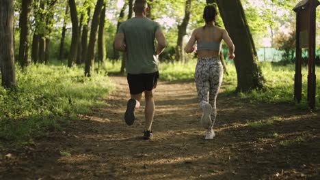pareja corriendo en el bosque