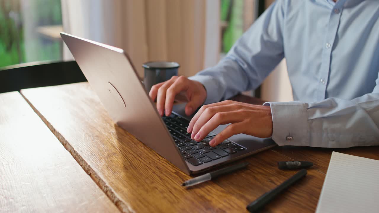 persona que trabaja en una computadora portátil en casa