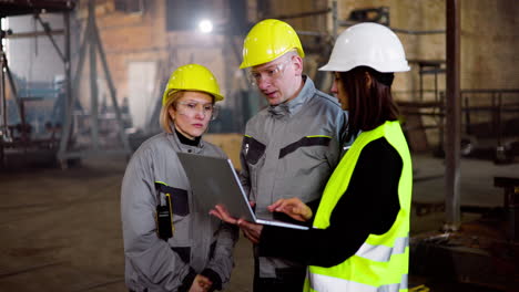 Two-co-workers-talking-at-work