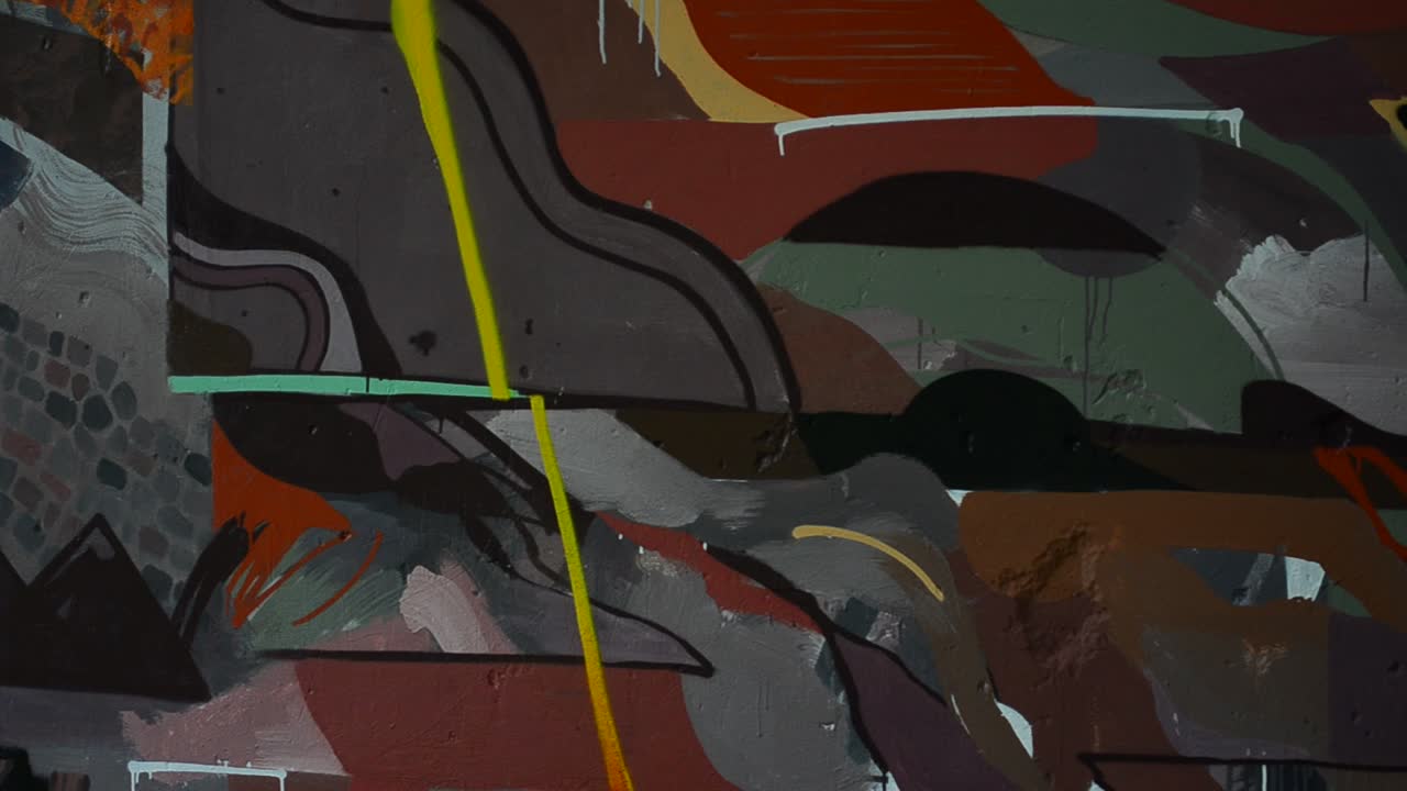 Graffiti su una recinzione, astrazione. L'artista disegna graffiti