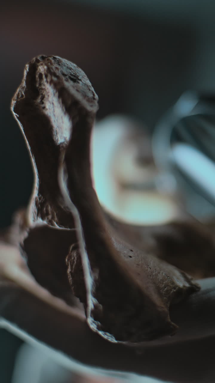 primer plano de un postre de chocolate con una lupa