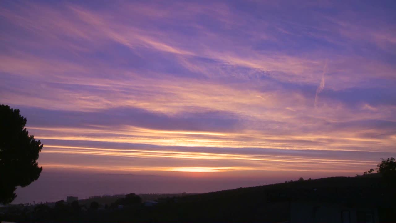 una hermosa puesta de sol multicolor a lo largo de la costa de california