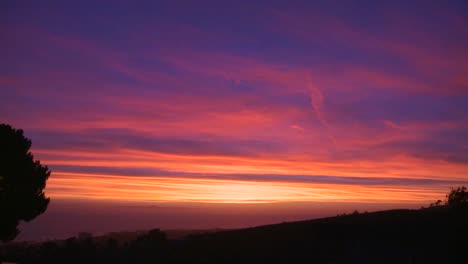 Una-Hermosa-Atardecer-Multicolor-A-Lo-Largo-De-La-Costa-De-California