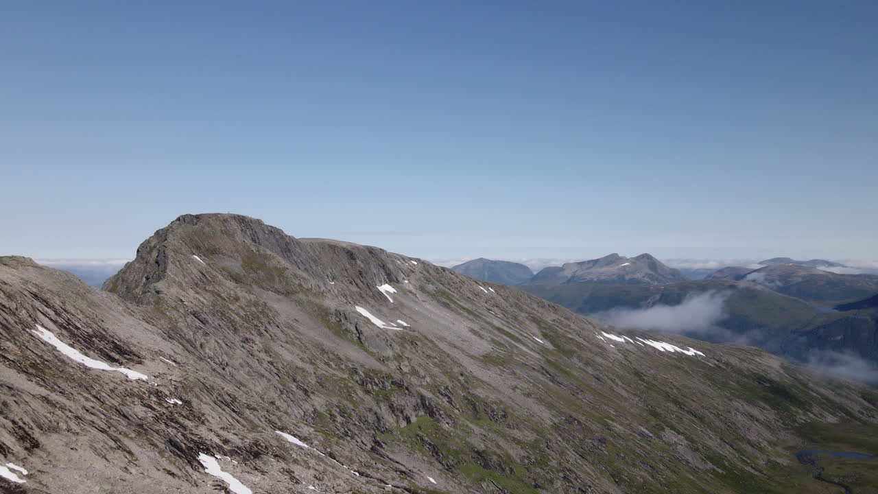 Güneşli bir günde Norveç, Romsdalen'deki kayalık dağ yamacının havadan görünümü.