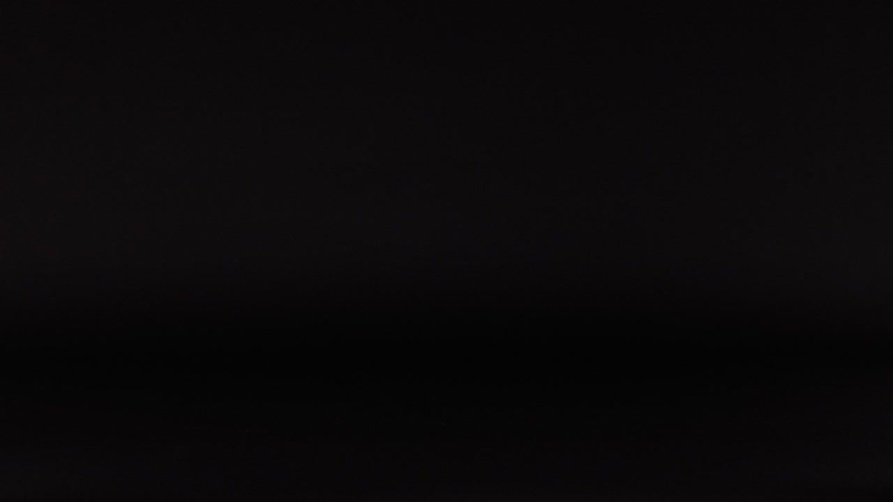 bolas de tenis moviéndose contra un fondo oscuro