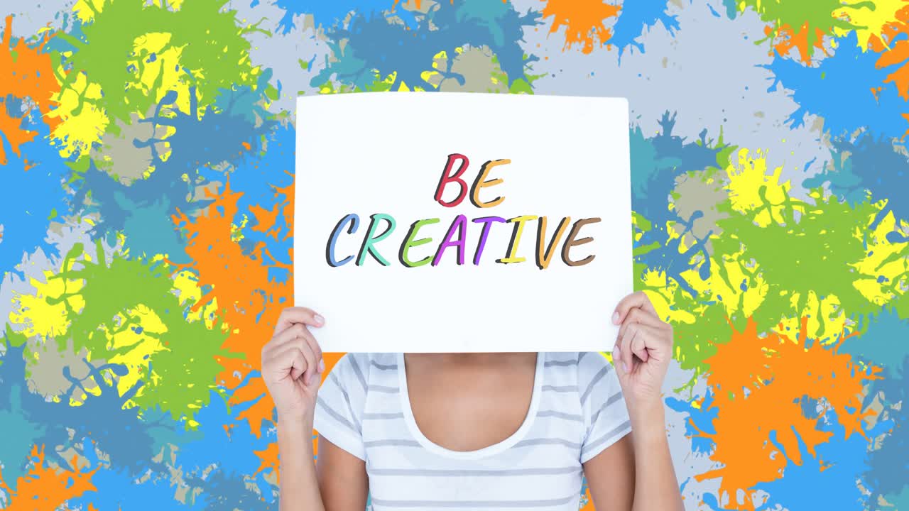 animación de una mujer caucásica con una tarjeta con texto creativo sobre manchas coloridas