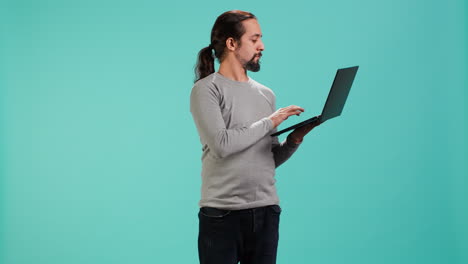 retrato de un hombre alegre revisando las publicaciones de las redes sociales en un cuaderno