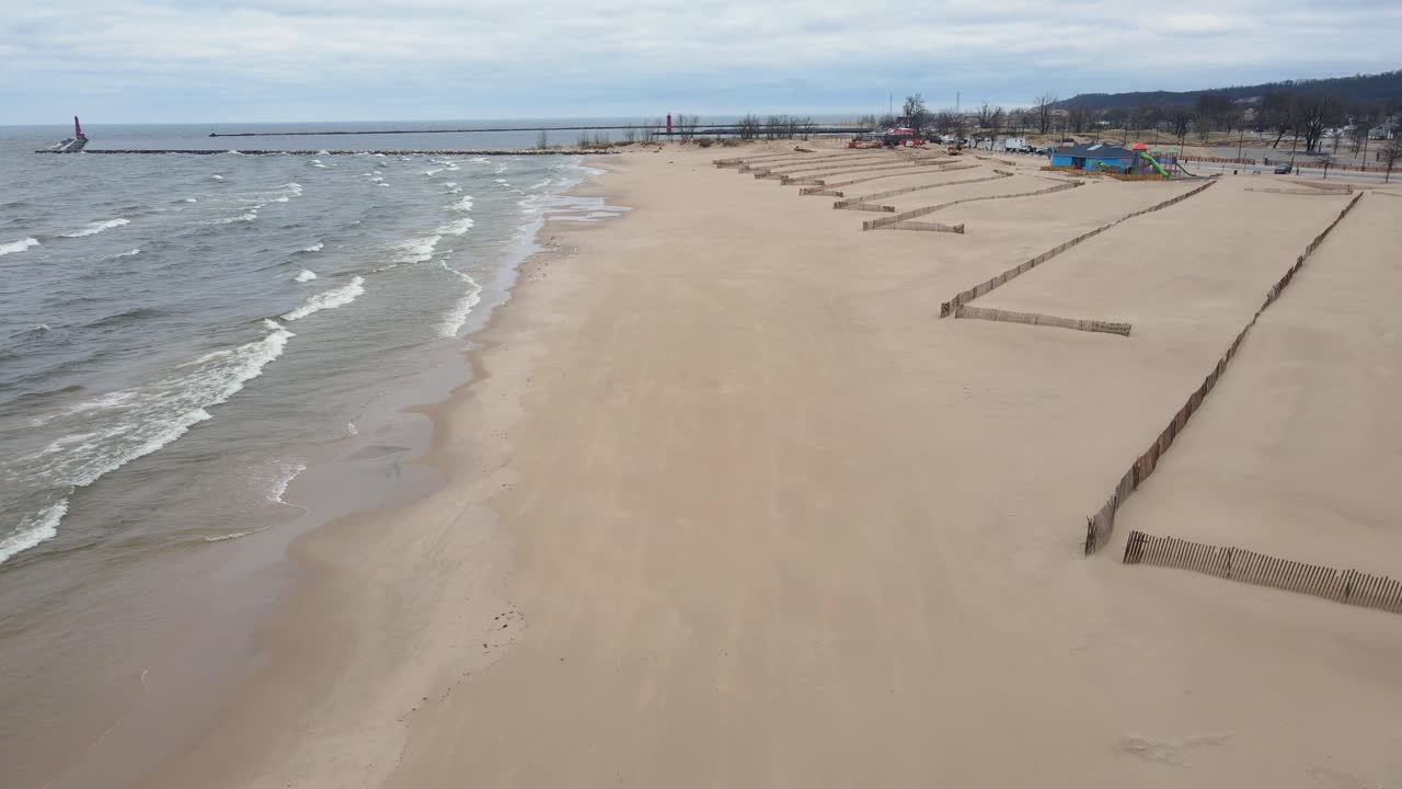 해변을 따라 내려가는 트랙, 비행기 착륙 모습