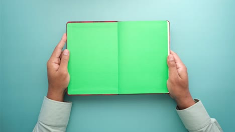 libro abierto en las manos