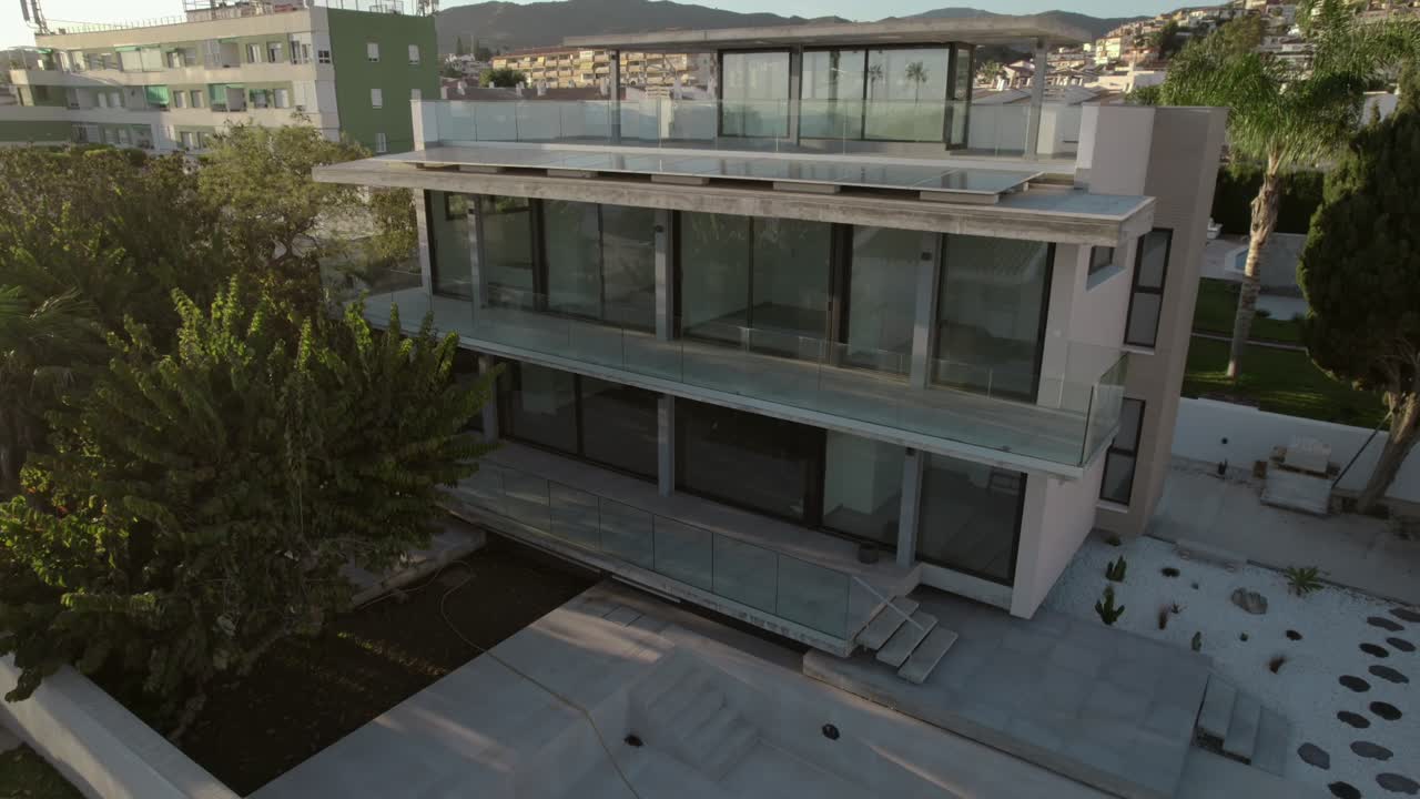 aerial casa de rincon recién construida con paneles solares malaga, españa
