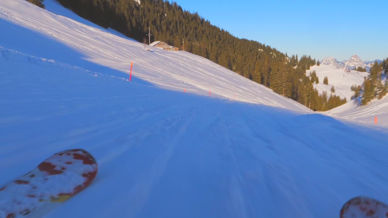 горнолыжная зона в швейцарских альпах с людьми и кресельными подъемниками в зимней зоне катания бекенрид