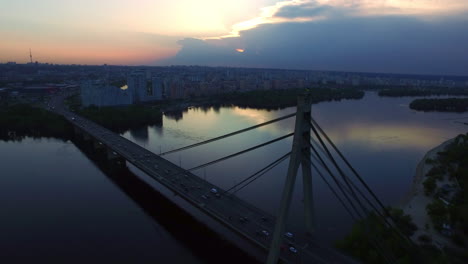 Ciudad-Panorámica-En-El-Paisaje-Del-Cielo-Nocturno.-Vista-Aérea-Del-Puente-Del-Coche-En-La-Ciudad-De-Noche.