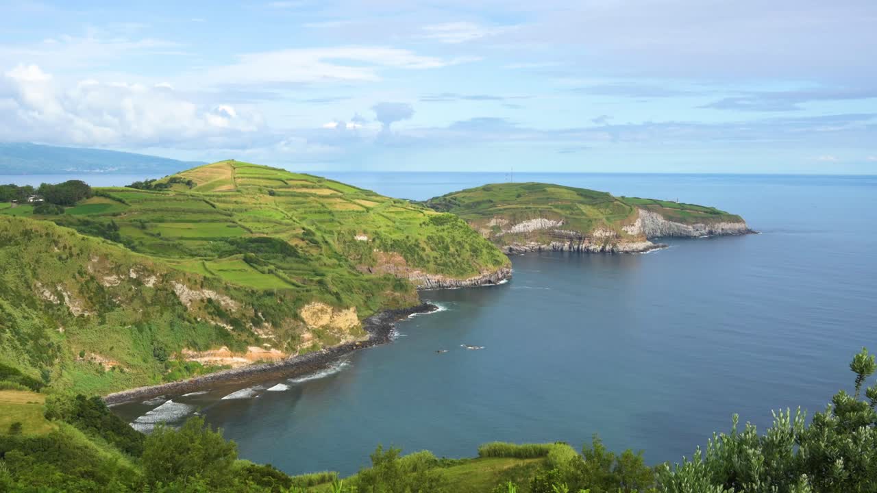 포르투갈 아조레스 제도 산 미구엘 섬 에 있는 미라두로 데 산타 이리아 전망대 에서 볼 수 있는 산타 이리아 의 해안선 과 항구