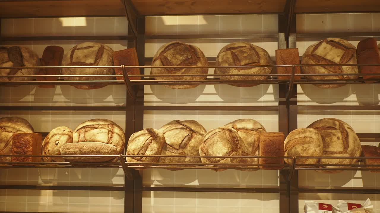 variedad de panes en exhibición en una panadería