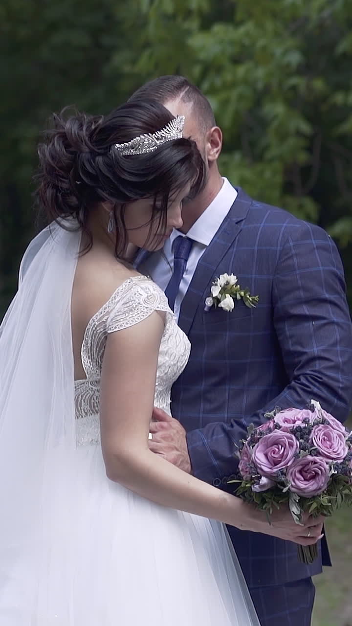 retrato romántico de una pareja de bodas