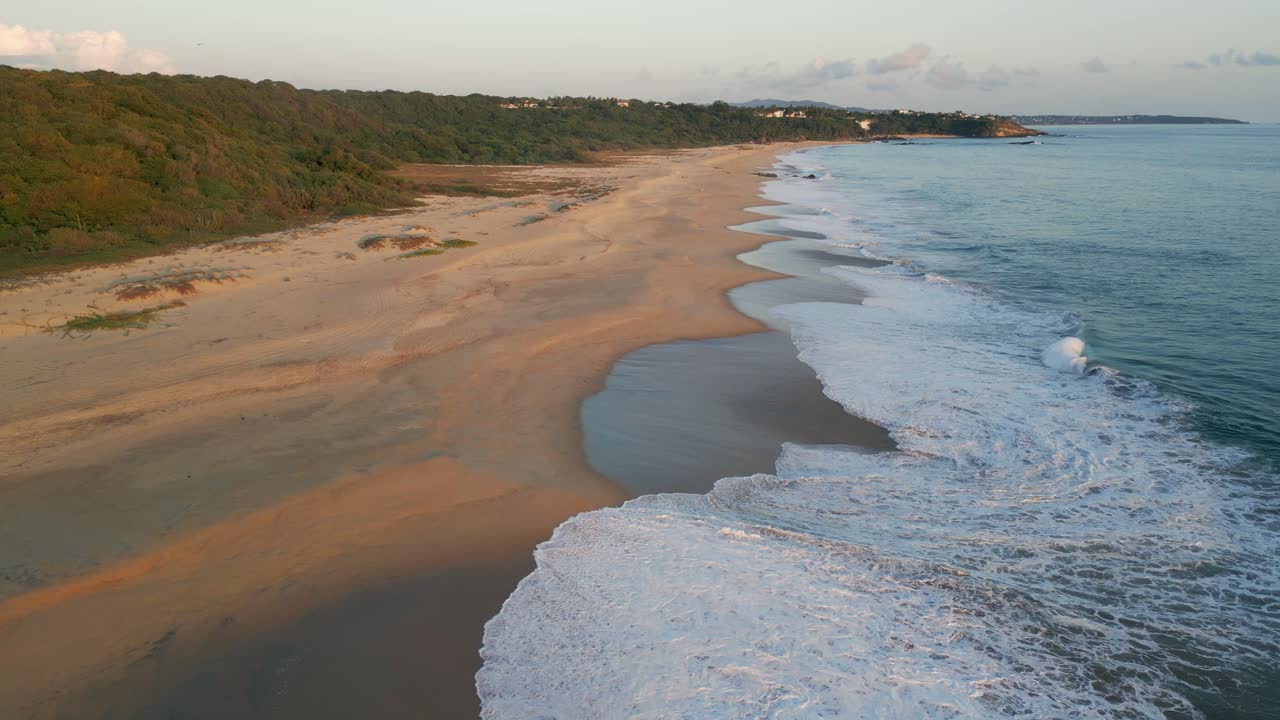 aerial establecida de puerto escondido oaxaca mexico playa al atardecer con dunas de arena y olas océano mar